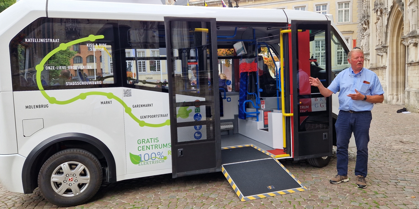 Chauffeur Wilfried toont de elektrische bus, met oprijplaat voor minder mobiele mensen