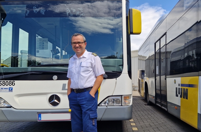 Chauffeur Sadik Salman bij Lijnbussen