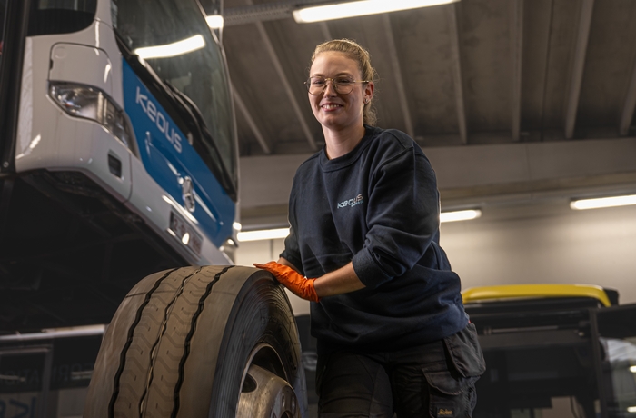Gwenaëll die een busband aan het rollen is