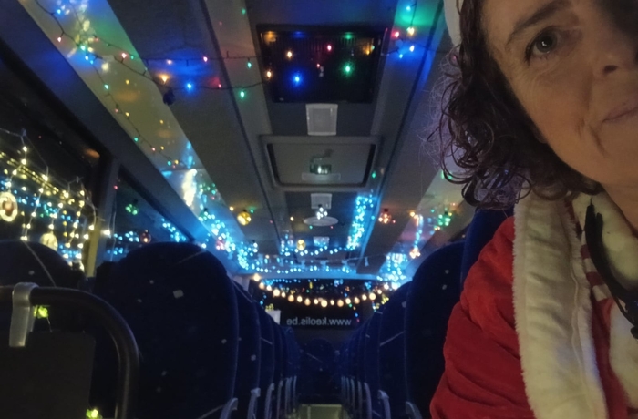 Isabelle in haar versierde bus