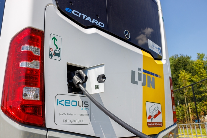 Elektrische eCitaro van Mercedes die ingeplugged is in een laadpaal