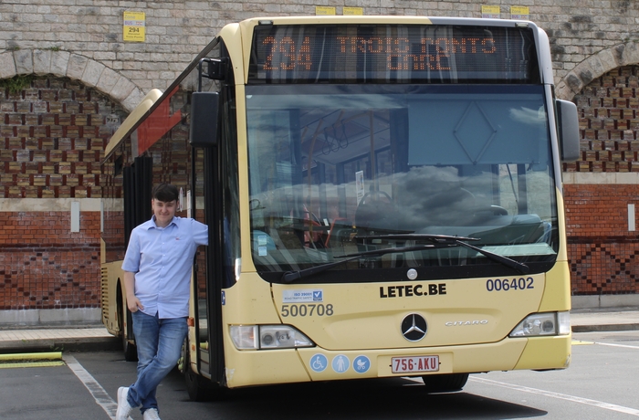Lukas Stalmans bij een TEC-bus