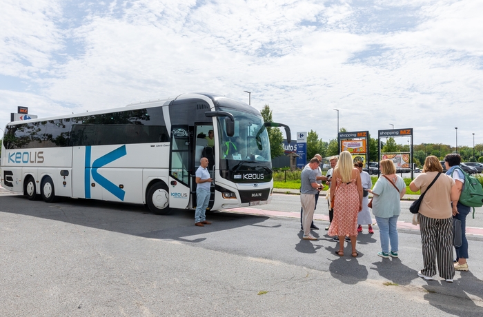 Passagiers en buschauffeur staan buiten de bus te wachten