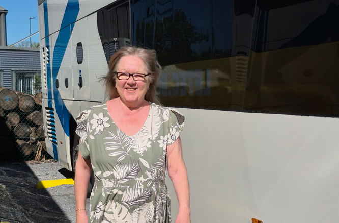 Martine Guillaume voor een autocar