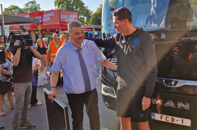 Peter Verschuere staat naast Hans Vanaken