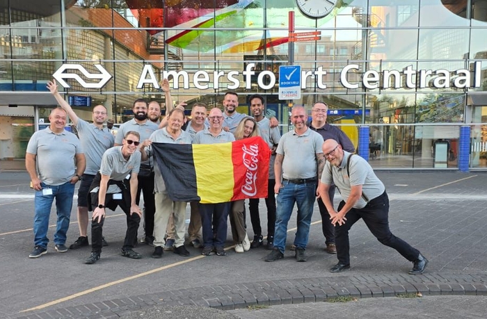 Groepsfoto met Belgische buschauffeurs voor het station van Amersfoort Centraal