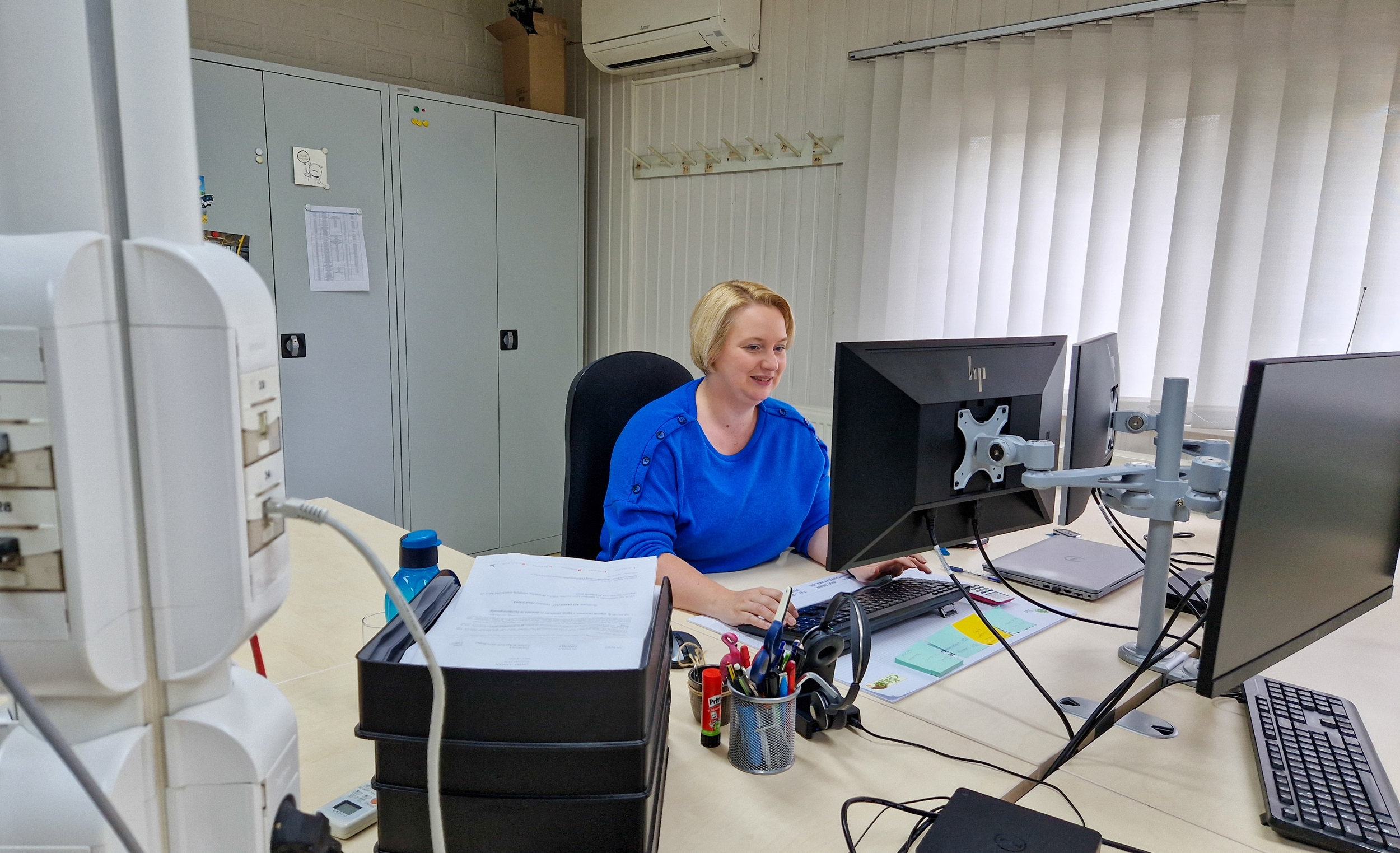 Katrien Frederix die cijfers aan het ingeven is op haar computer