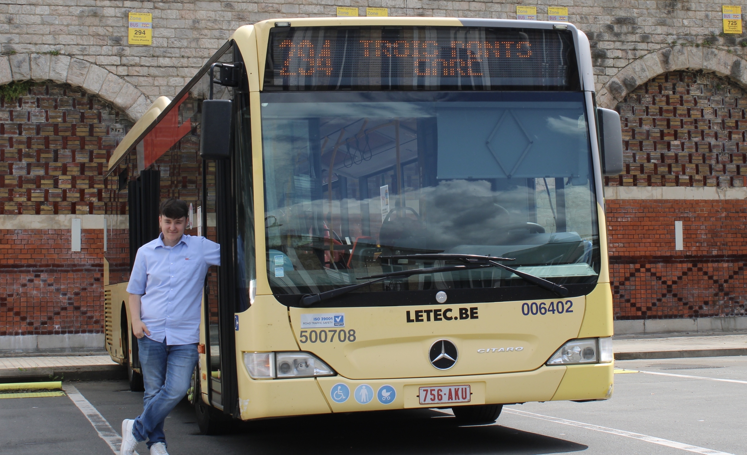 Lukas Stalmans bij een TEC-bus