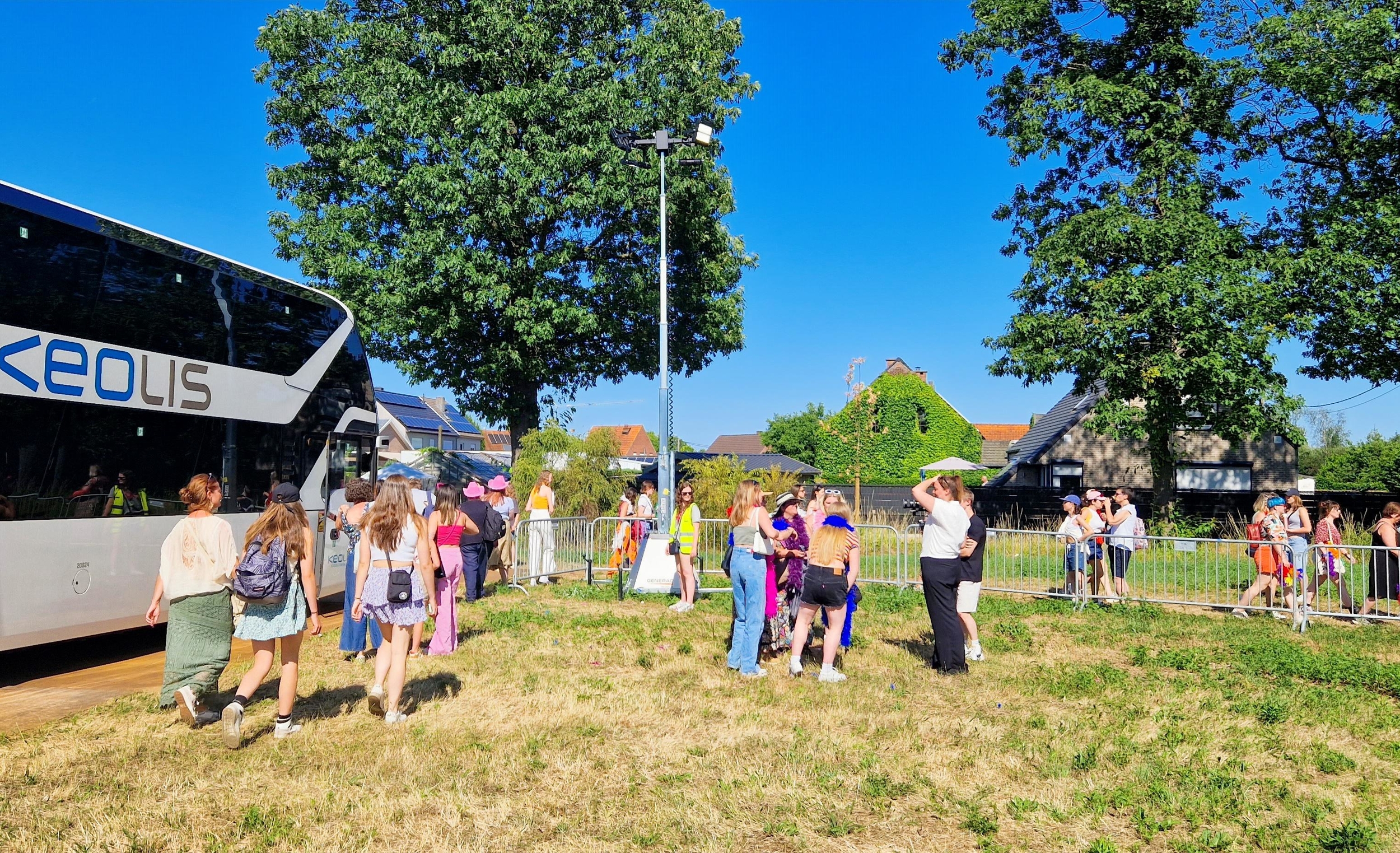 Autocars van Keolis op een aparte parking in Werchter voor een concert van Harry Styles