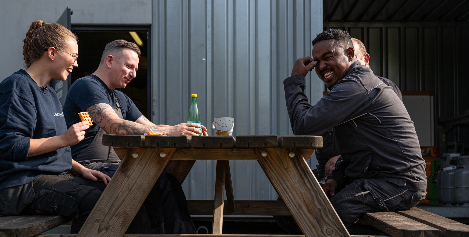 Techniekers samen aan de eettafel in Landen