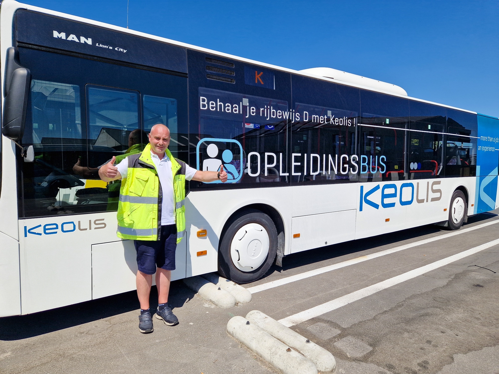 Jurgen Deconijnck bij de opleidingsbus