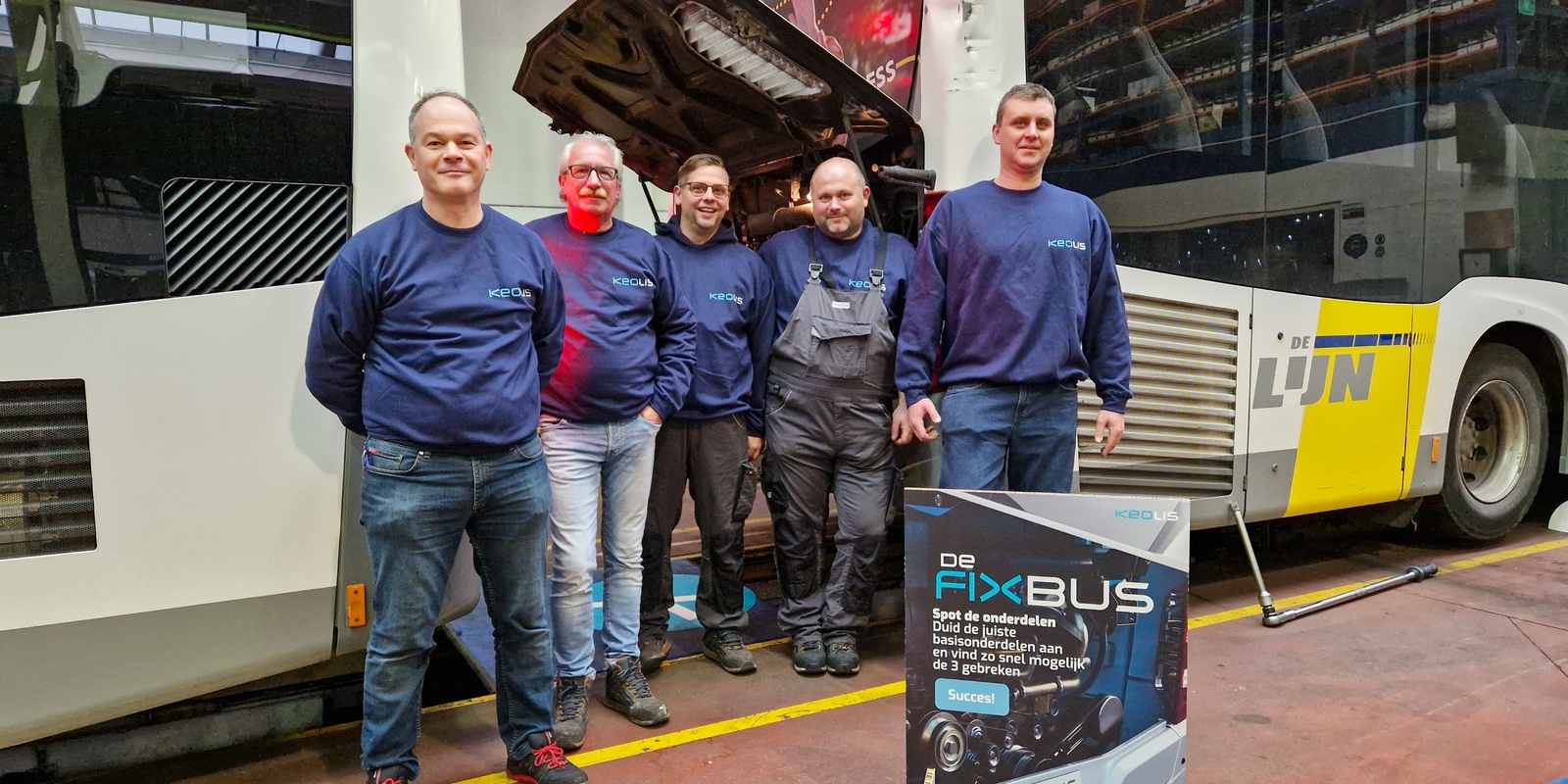 #TeamMecanicien groepje mecaniciens in outfit voor bussen