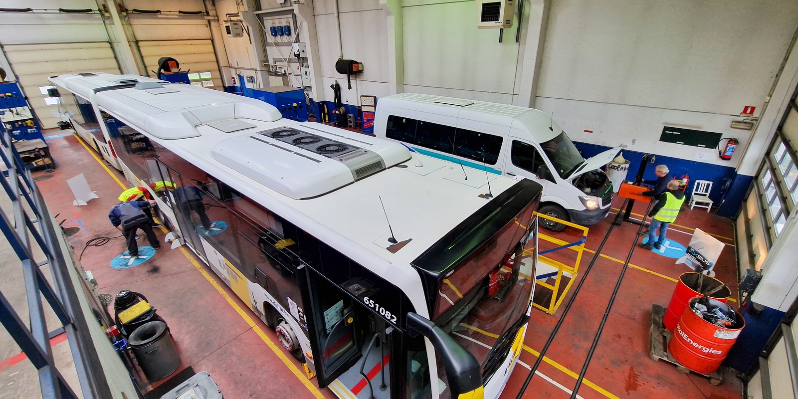 Foto van de bussen en werkplaats vanuit de hoogte.