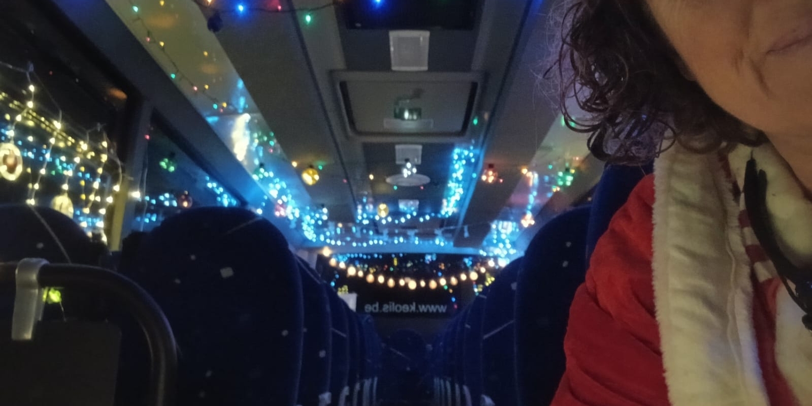 Isabelle in haar versierde bus