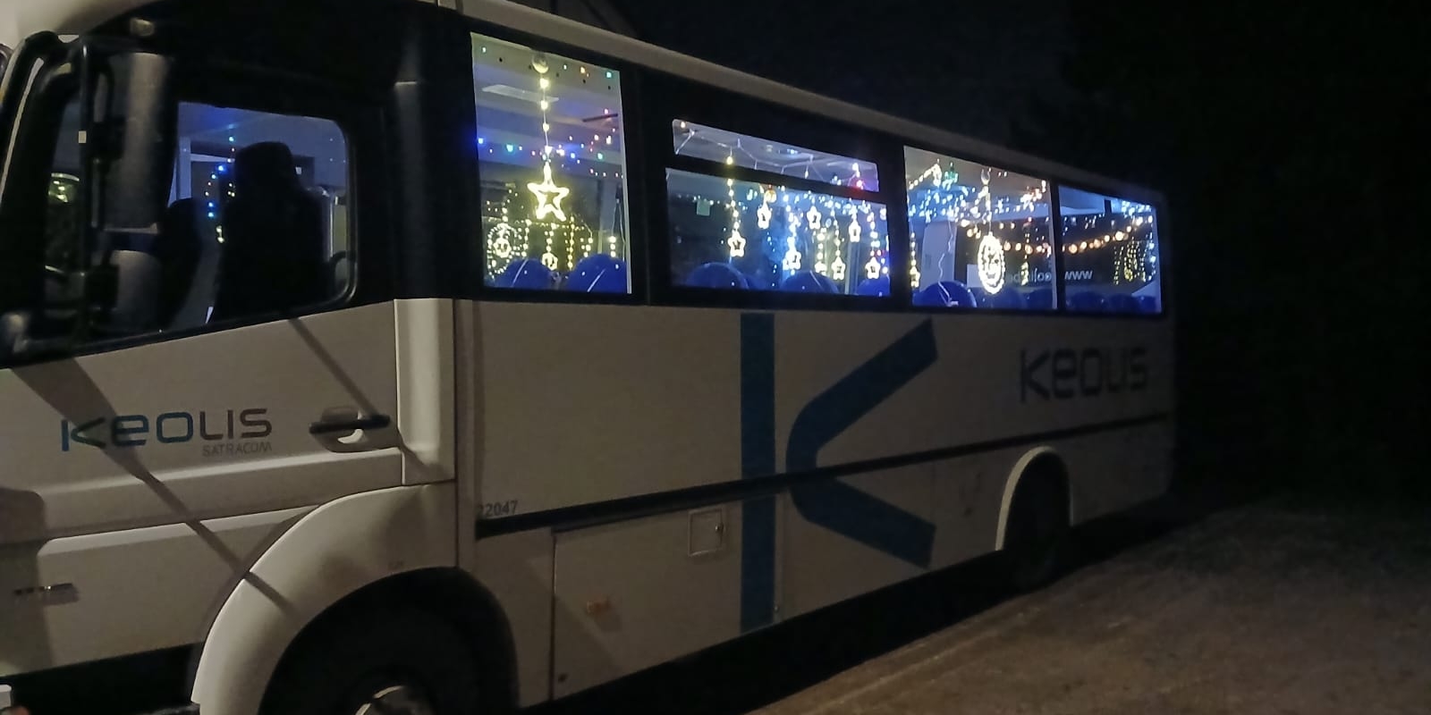 Versierde kerstbus langs de buitenkant