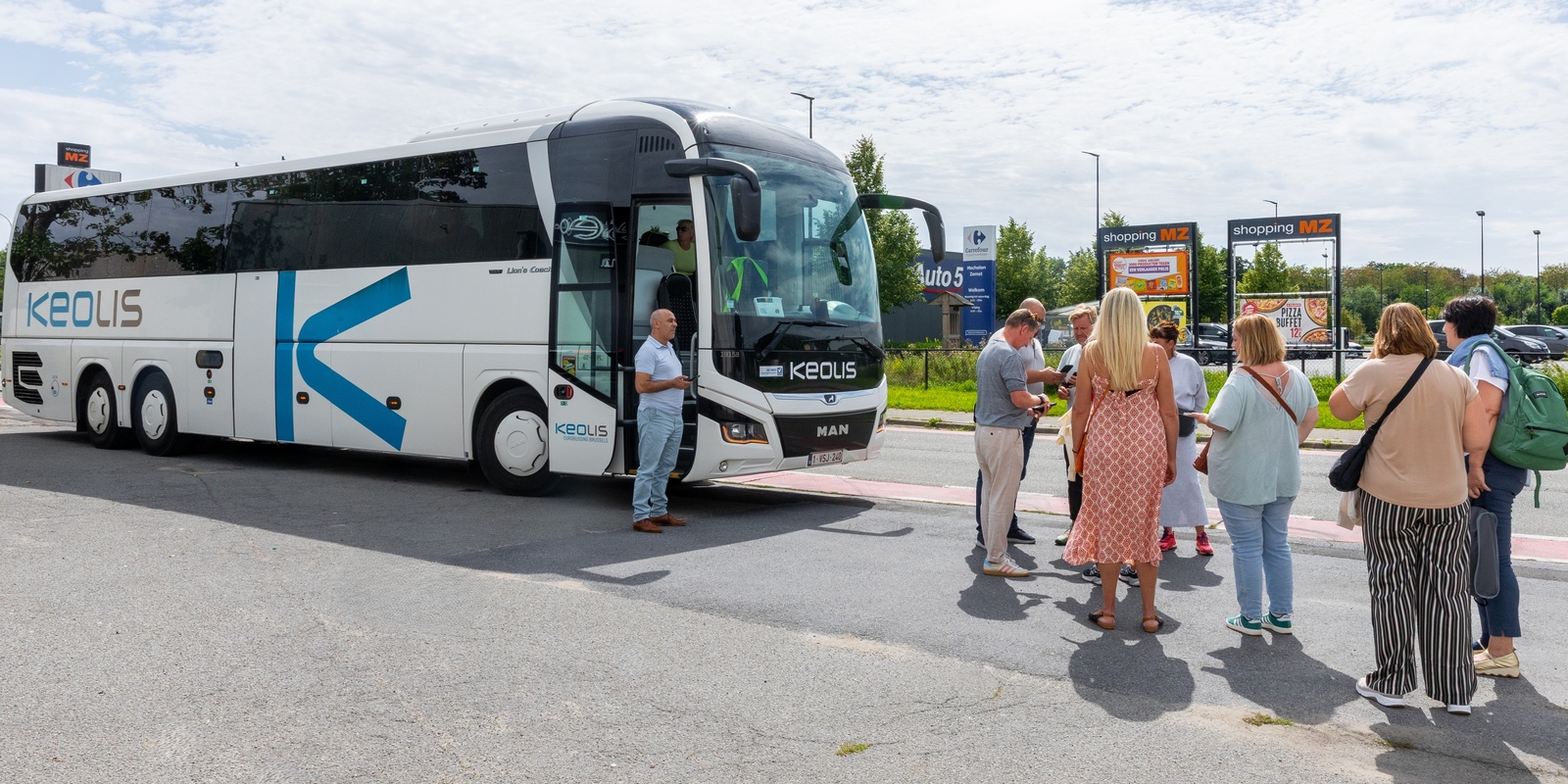 Passagiers en buschauffeur staan buiten de bus te wachten