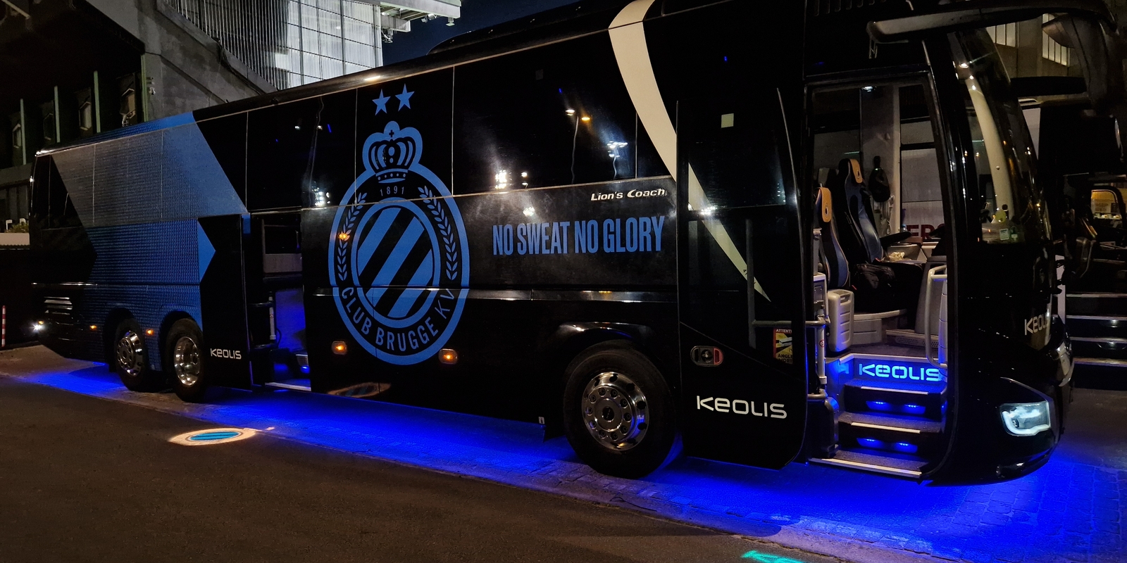 De bus van Club Brugge in het donker, met blauwe verlichting