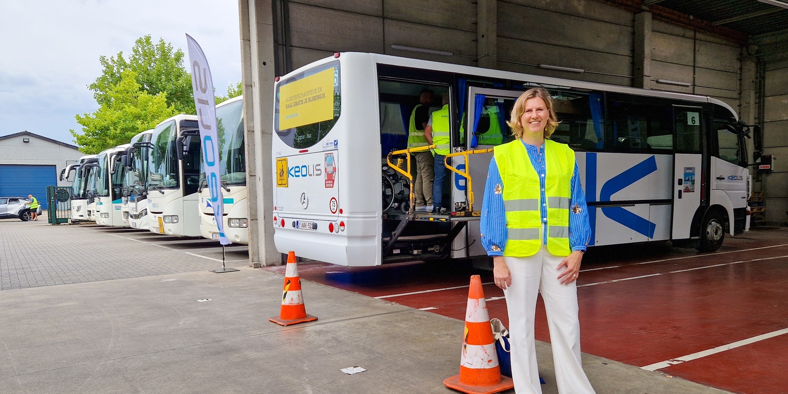 Hanne Deschacht bij de liftbus