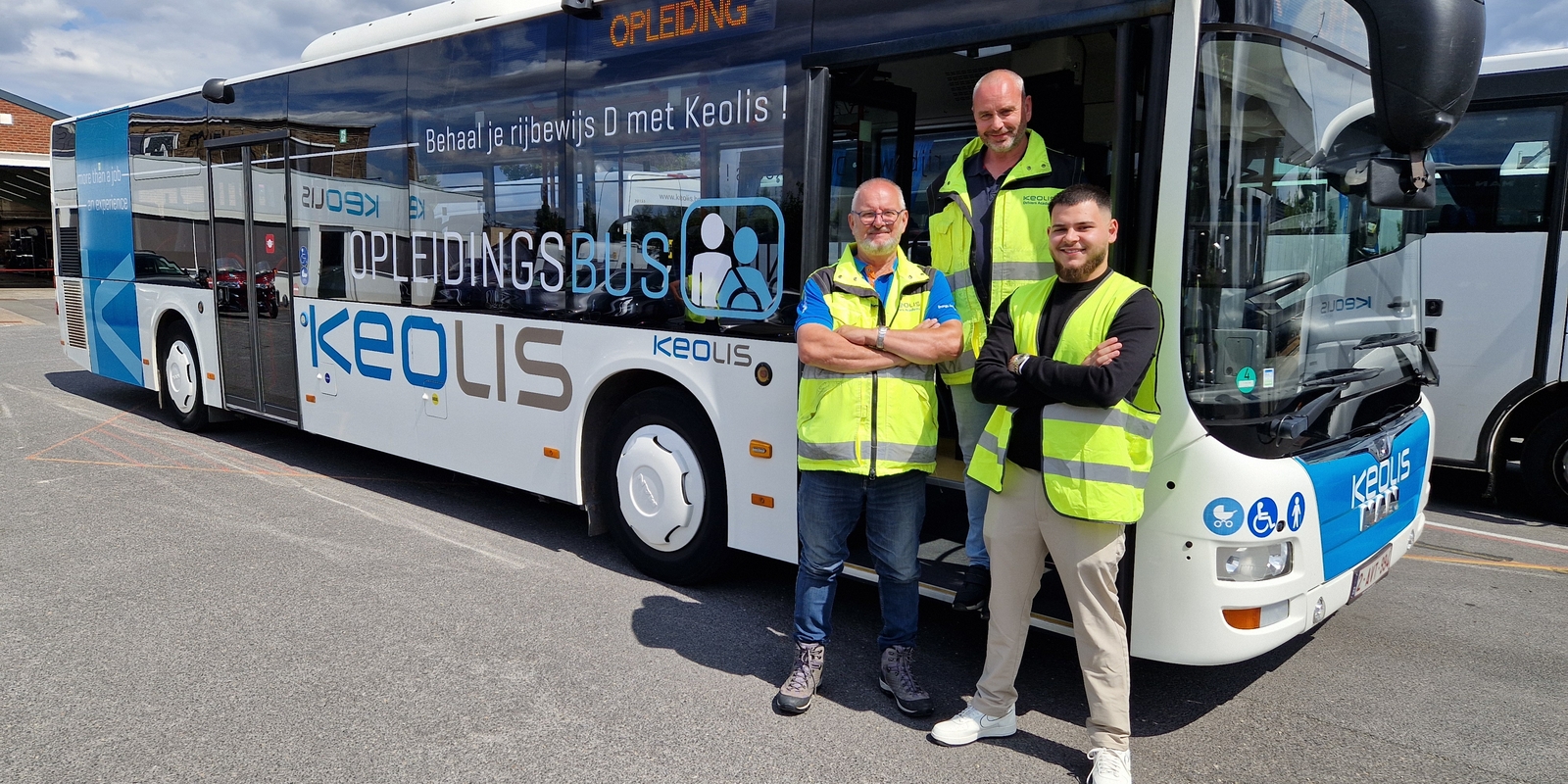 Marc, Jurgen en Sergey bij de opleidingsbus van Keolis