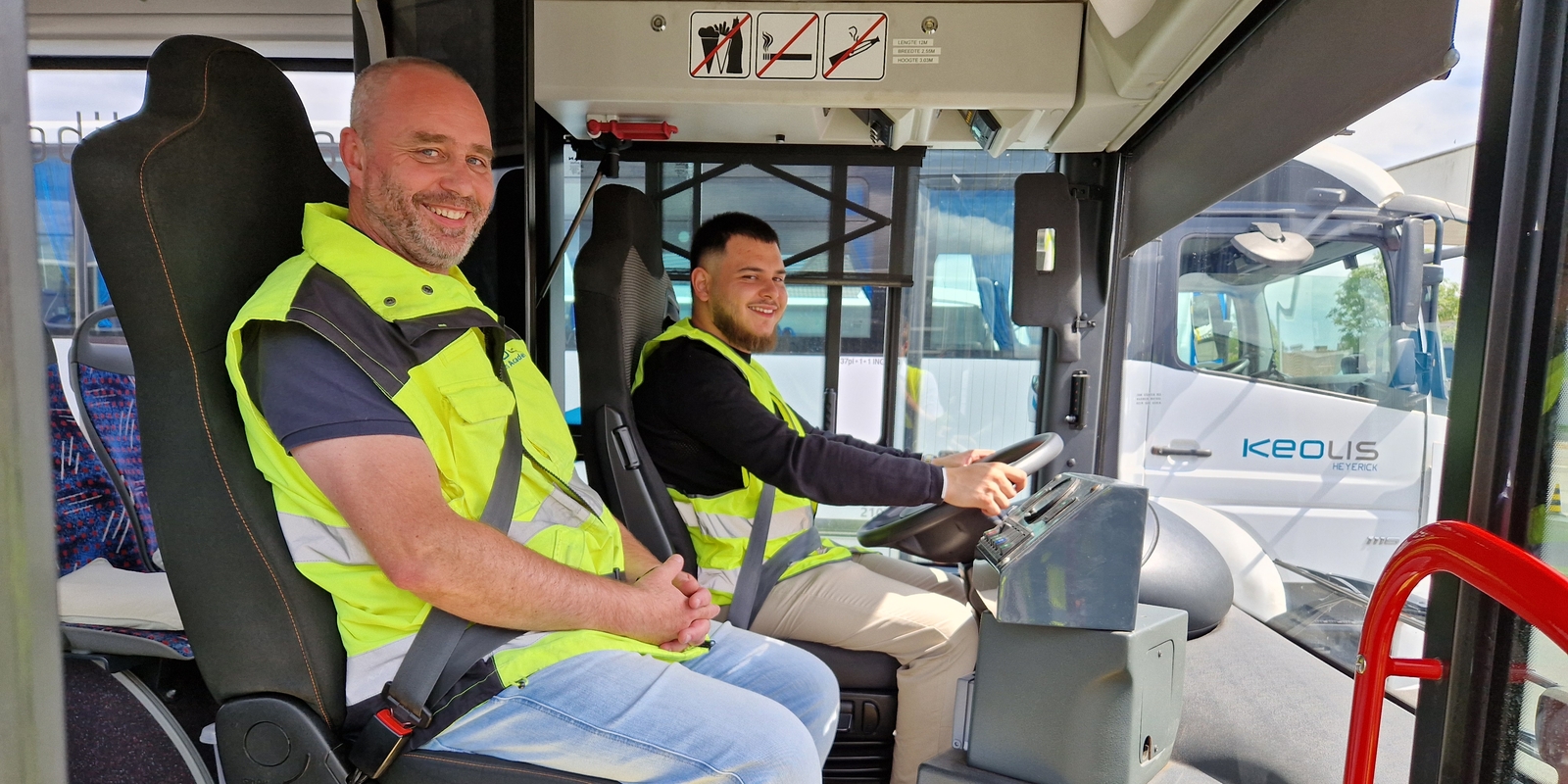 Instructeur Jurgen en buschauffeur Sergey achter het stuur