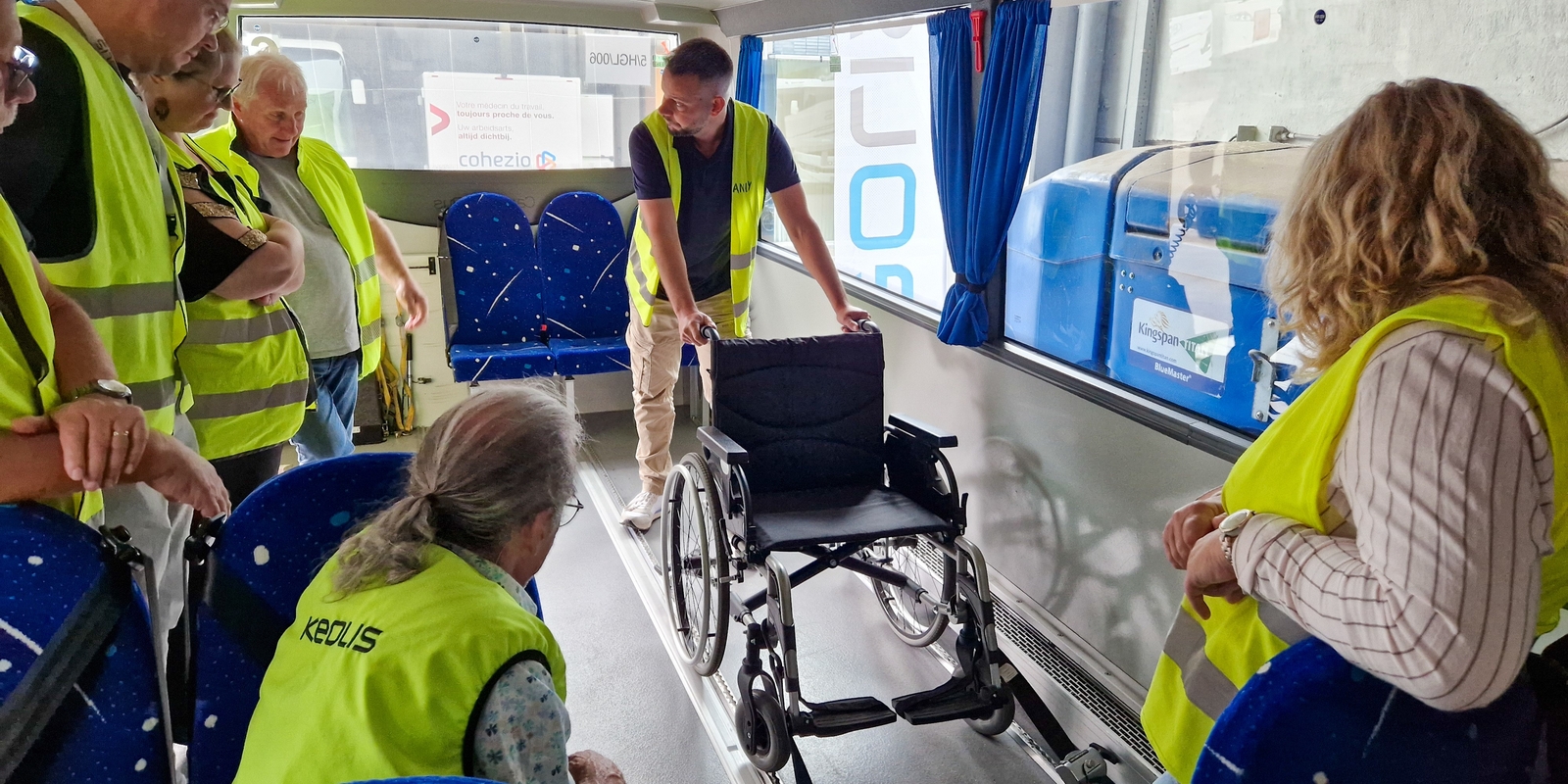 Andy toont hoe je een rolstoel in de rails vastzet