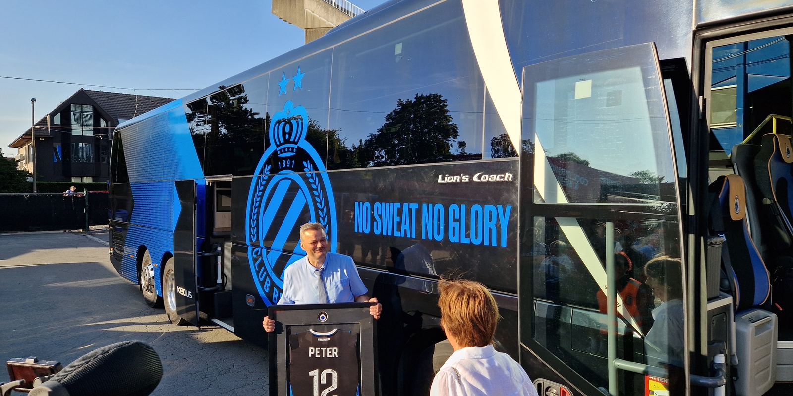 Peter Verschuere bij de ClubBus met zijn gesigneerde shirt