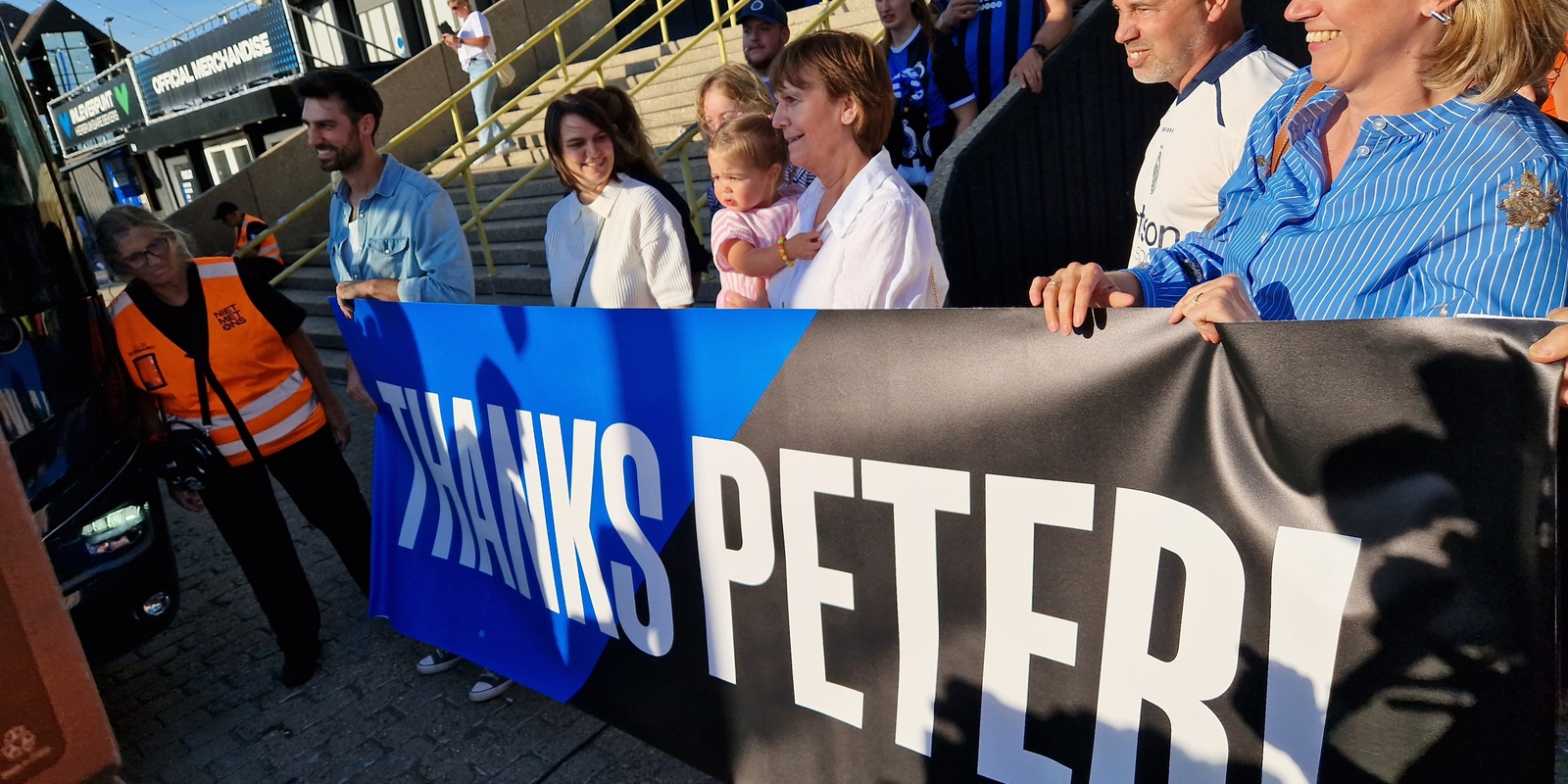 Collega's van Keolis dragen een spandoek met "Thanks Peter" op