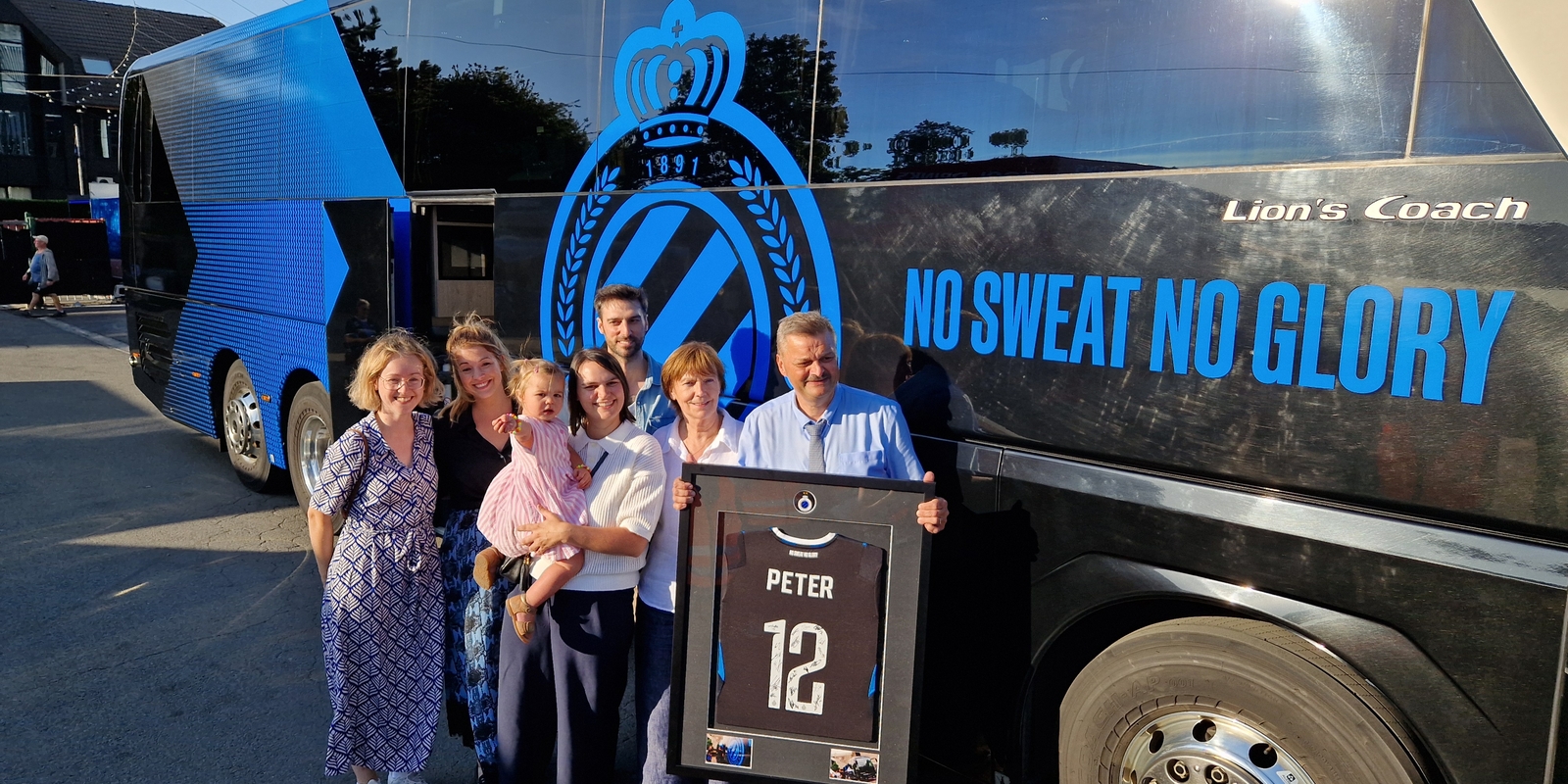 Peter Verschuere en zijn familie bij de ClubBus met zijn gesigneerde shirt