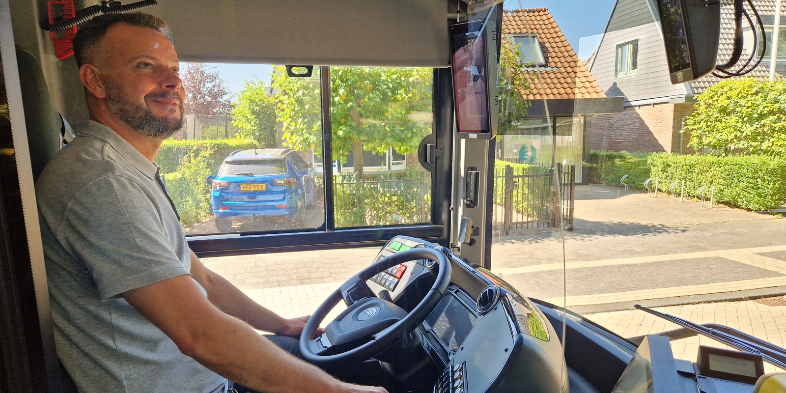 Andy-Mario Vandeurzen achter het stuur van een bus van U-OV