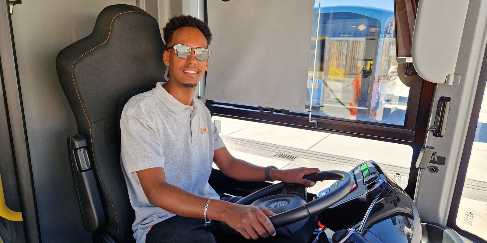Efrem Tekle aan het stuur van een Nederlandse bus