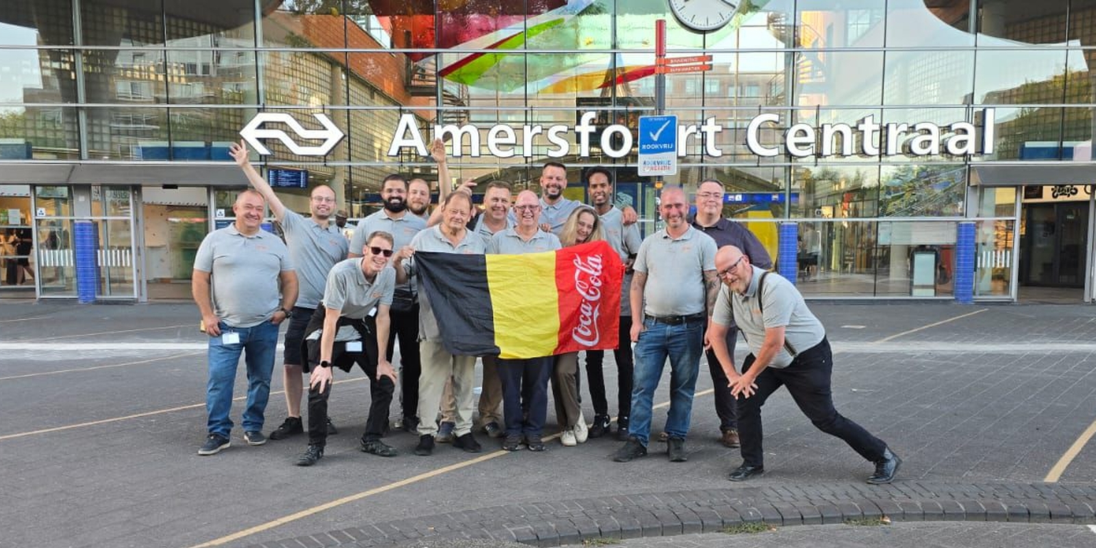 Groepsfoto met Belgische buschauffeurs voor het station van Amersfoort Centraal