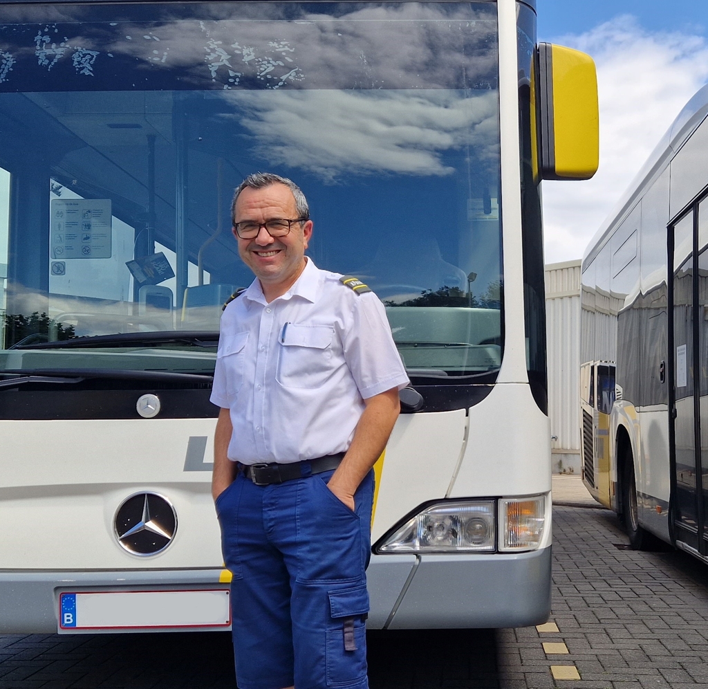 Chauffeur Sadik Salman bij Lijnbussen