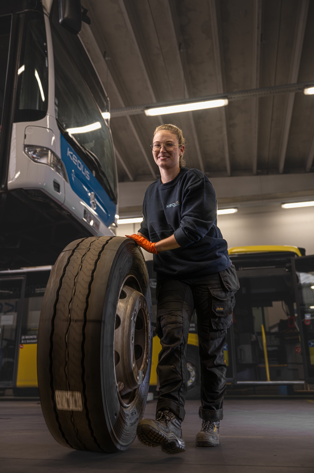Gwenaëll die een busband aan het rollen is