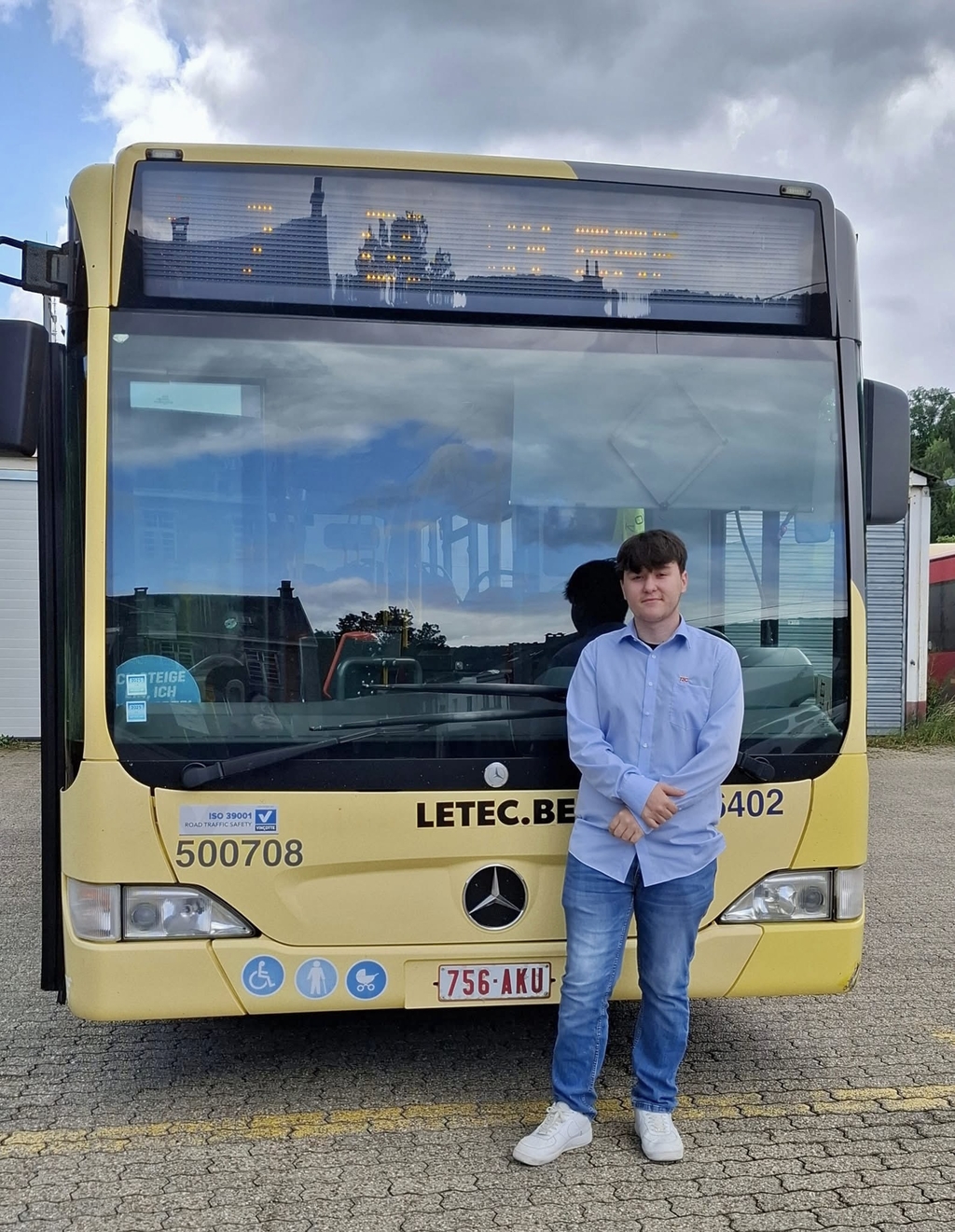 Lukas Stalmans voor een gele TEC-bus