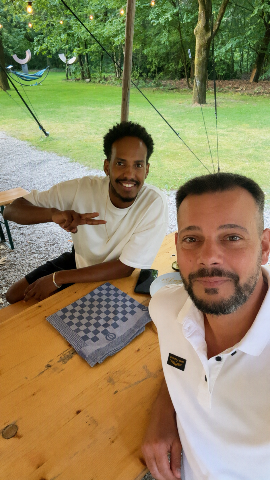Efrem en Andy-Mario aan tafel