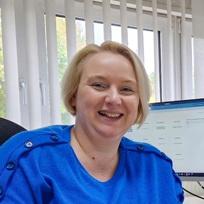 Katrien Frederix achter haar bureau