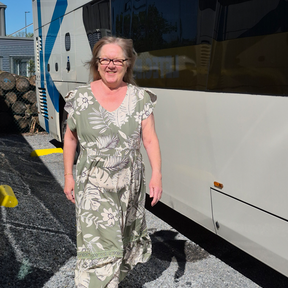 Martine Guillaume voor een autocar